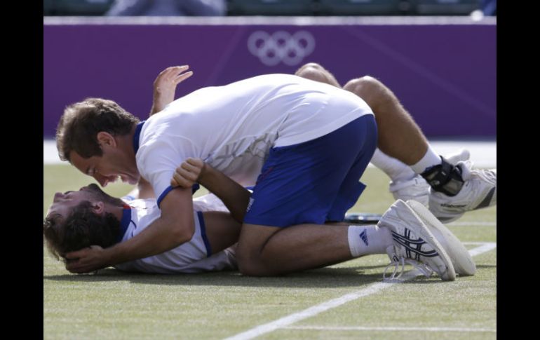 La dupla francesa celebra con euforia el bronce. AP  /