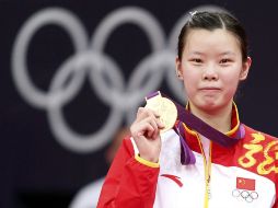 Li presenta su medalla de oro. REUTERS  /