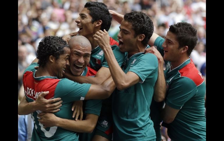 Los seleccionados festejan el gol de Jorge Enriquez (2do. desde izq.).  AP  /