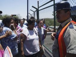 Familiares de los mineros esperaban noticias de sus parientes a las afueras de la mina. REUTERS  /