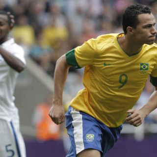 Leandro Damiao rescata a Brasil