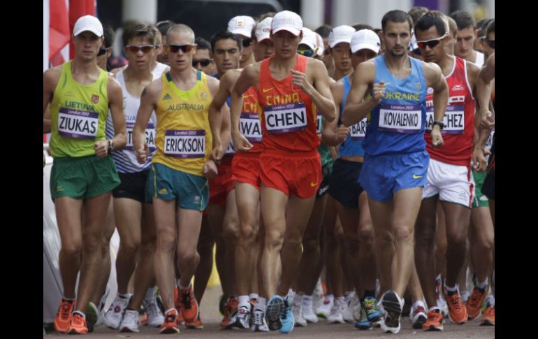 Imagen del pelotón principal de marchistas en la caminata de 20 kilómetros. AP  /