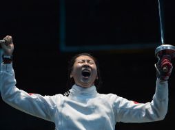 Sun Yujie festeja el éxito chino en la esgrima. AFP  /