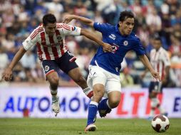 El jugador Omar Bravo (d) de Cruz Azul, disputa el balón con Patricio Araujo (i) de Chivas. NOTIMEX  /