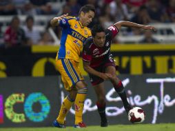 El jugador Sergio Santana (d) de Atlas, disputa el balón con Juninho (i) de Tigres. XINHUA  /