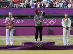 Premiación. Serena Williams se cuelga la medalla de oro en Wimbledon. REUTERS  /