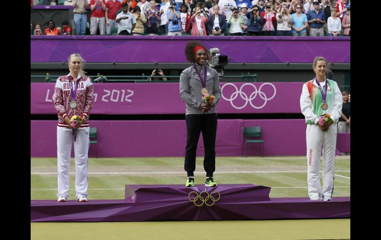 Premiación. Serena Williams se cuelga la medalla de oro en Wimbledon. REUTERS  /