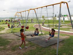 La falta de equipamiento urbano adecuado (parques y jardines) o por los menos buenas banquetas dificulta la convivencia entre vecinos.  /