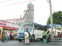 COMERCIO Y VEHÍCULOS. Aspecto de la vida diaria en una calle de la Colonia El Fresno.  /