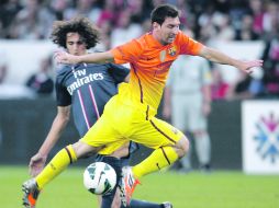 Adrien Rabiot comete falta contra Lionel Messi. Barcelona estrenó su segundo uniforme, siempre polémico. AFP  /