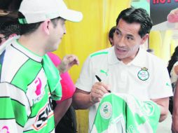 Admiración. Benjamín Galindo reparte autógrafos en Las Vegas. EFE  /