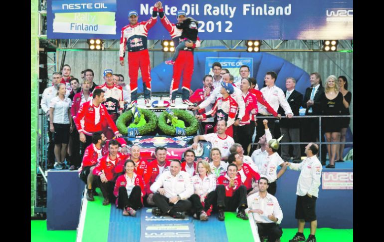 Sebastien Loeb y su copiloto, Daniel Elena, celebran junto a todo el equipo Citroën el triunfo obtenido en Finlandia. REUTERS  /