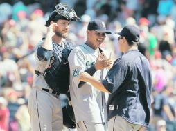 Maestro. Félix Hernández (centro) es felicitado por sus compañeros tras el último out. AFP  /