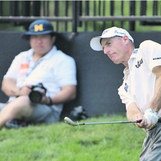 Furyk se sostiene en la cima