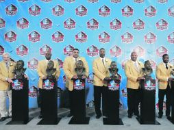 Los nuevos miembros del Salón de la Fama posan con sus respectivos bustos. AP  /