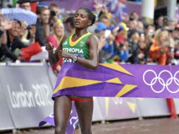 Tiki Gelana, al llegar a la meta en The Mall. AP  /