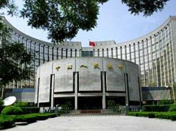 Fachada del Banco Popular chino, en Shangái. ESPECIAL  /