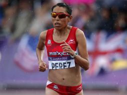 La corredora azteca, en su arribo a la meta de los 42.195 kilómetros. EFE  /