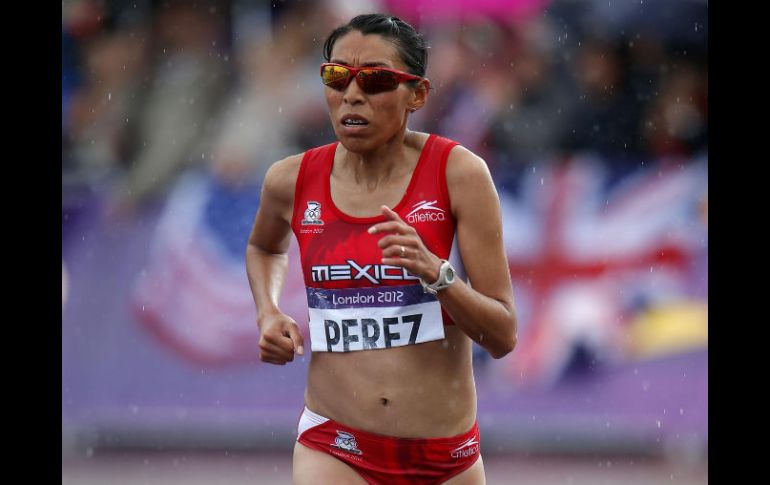 La corredora azteca, en su arribo a la meta de los 42.195 kilómetros. EFE  /