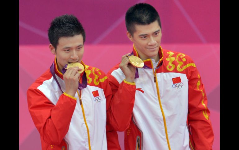 Haifeng y Yun se cuelgan la presea dorada al derrotar a los danese Boe y Mogensen en el dobles varonil de Londres 2012. XINHUA  /