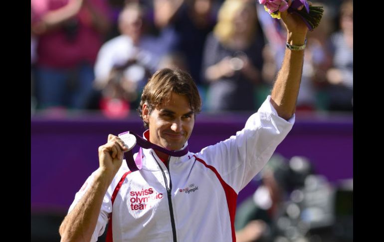 Roger Federer, aquí posando con su presea de plata, alaba el gran juego de Andy Murray. AFP  /