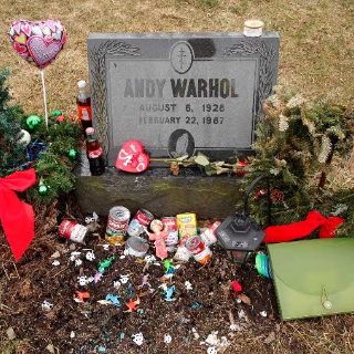 Exhiben obra de Warhol en el Museo de Pasión de Valladolid, España