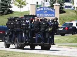 Un vehículo de la Policía transporta a varios oficiales, tras un tiroteo en un templo de la comunidad sij en Oak Creek, Wisconsin. EFE  /