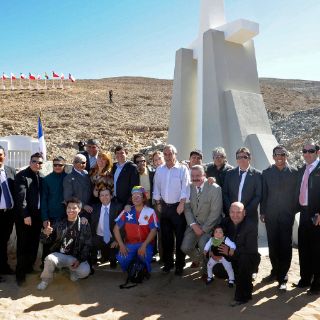 Inauguran en Chile monumento en homenaje a 33 mineros