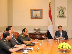 El nuevo presidente egipcio Mohamad Mursi (d) se reunió con oficiales de seguridad tras el ataque a soldados. REUTERS  /