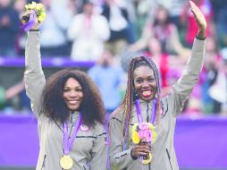 Siempre ganadoras. Serena y Venus Williams ganaron por tercera ocasión consecutiva el oro el torneo olímpico de dobles femenil. AFP  /