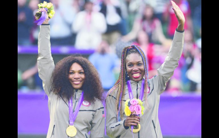 Siempre ganadoras. Serena y Venus Williams ganaron por tercera ocasión consecutiva el oro el torneo olímpico de dobles femenil. AFP  /