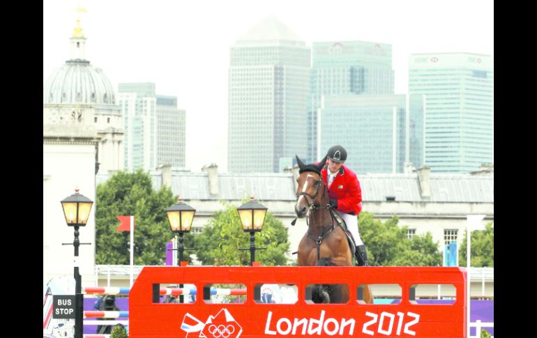 Segunda jornada de calificación. Alberto Michán monta a ''Rosalía La Silla'' en la pista del Greenwich Park. REUTERS  /