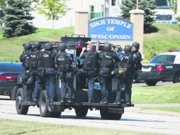 Un vehículo de la Polícia transporta a varios elementos hasta el lugar del tiroteo. En Estados Unidos radican unos 500 mil sijs. EFE  /