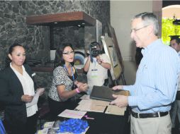 El senador José González Morfín durante su registro en el encuentro de legisladores electos del PAN. NTX  /