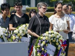 Clifton Truman Daniel(c), nieto de Harry Truman, quien ordenó el ataque nuclear, coloca una ofrenda en el Hiroshima Peace Memorial. EFE  /