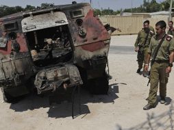 Soldados de Israel montan guardia junto al vehículo destrozado de los soldados egipcios, tras el atentado. REUTERS  /