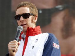 Algunos atletas que acabaron su participación en Londres, como el ciclista Bradley Wiggins, se divierten en compañía del alcohol. AFP  /
