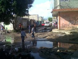 Unas diez viviendas afectadas y 18 vehiculos arrastrados por las inundaciones, deja la tormenta que cayó durante la madrugada.  /