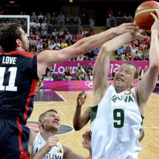 Lituana va contra Rusia en baloncesto