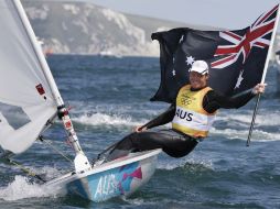 Slingsby festeja su presea áurea con la bandera de Australia. AP  /