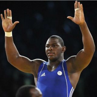 Cubano Mijaín asegura medalla en lucha grecorromana