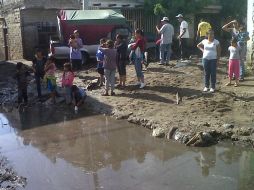 La lluvia provocó alarma entre vecinos, ya que en algunas viviendas el lodo y el agua se introdujo y alcanzó hasta el metro de altura.  /