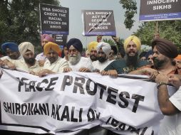 Miembros de la comunidad india Sij protestan pidiendo protección y respeto, tras el tiroteo. EFE  /