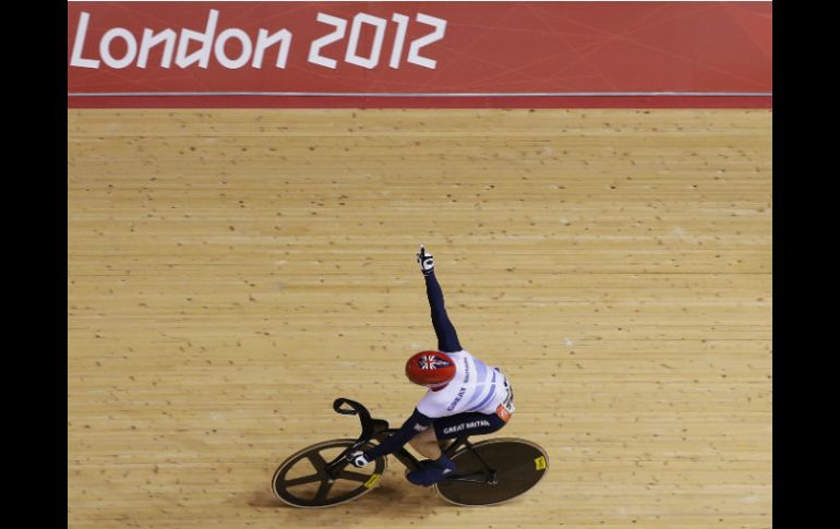 Jason Kenny celebra a su llegada a la meta. AP  /