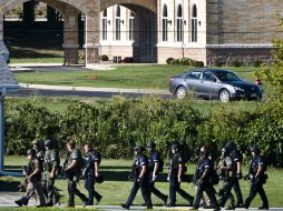 Las autoridades inspeccionan un sector del templo de la comunidad sij en Oak Creek, tras el tiroteo. EFE  /