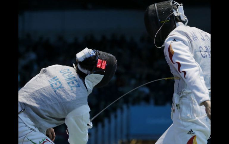 Daniel Gómez (izq) cayo ante el chino Ma Jianfrei en treintadosavos de final del florete olímpico. ARCHIVO  /