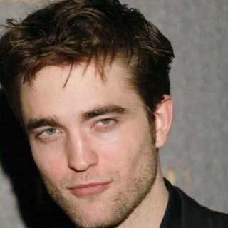 Pattinson olvida sus penas en bar