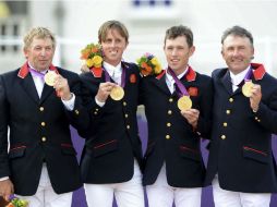 El equipo británico sonríe en el podio con medalla de oro. EFE  /