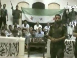 Imagen de un video difundido que muestra a un rebelde (d) ELS junto al grupo de 48 detenidos. EFE  /