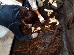 El entierro descubierto se halla a unos cinco metros de profundidad respecto al nivel de calle. EL UNIVERSAL - INAH  /